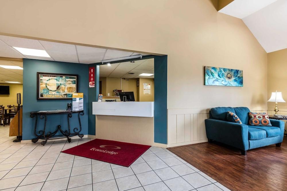 Econo Lodge Inn & Suites Dickson photo 5