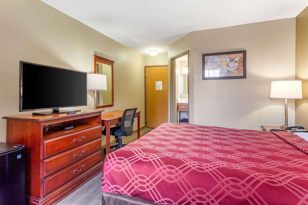 Econo Lodge Inn & Suites Dickson photo 15