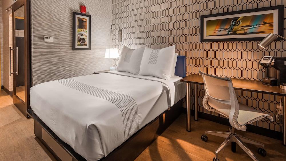 GLō Best Western Brooklyn NYC photo 9