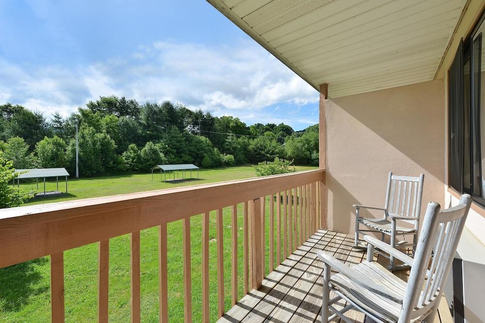 Americas Best Value Inn Canton, NC photo 7