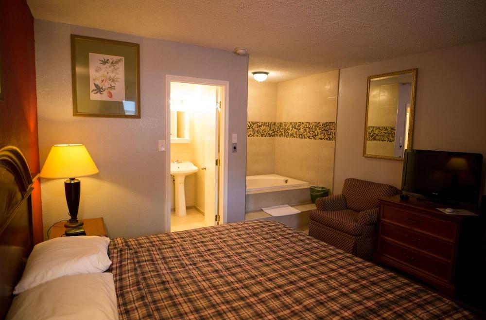 Scottish Inn and Suites photo 12