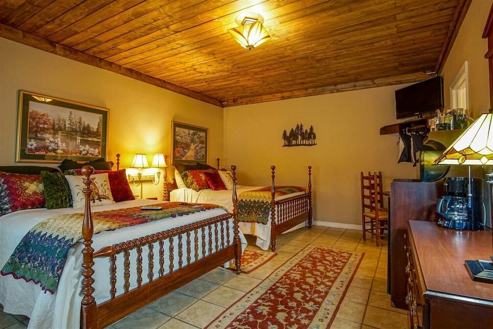 Hemlock Inn photo 44