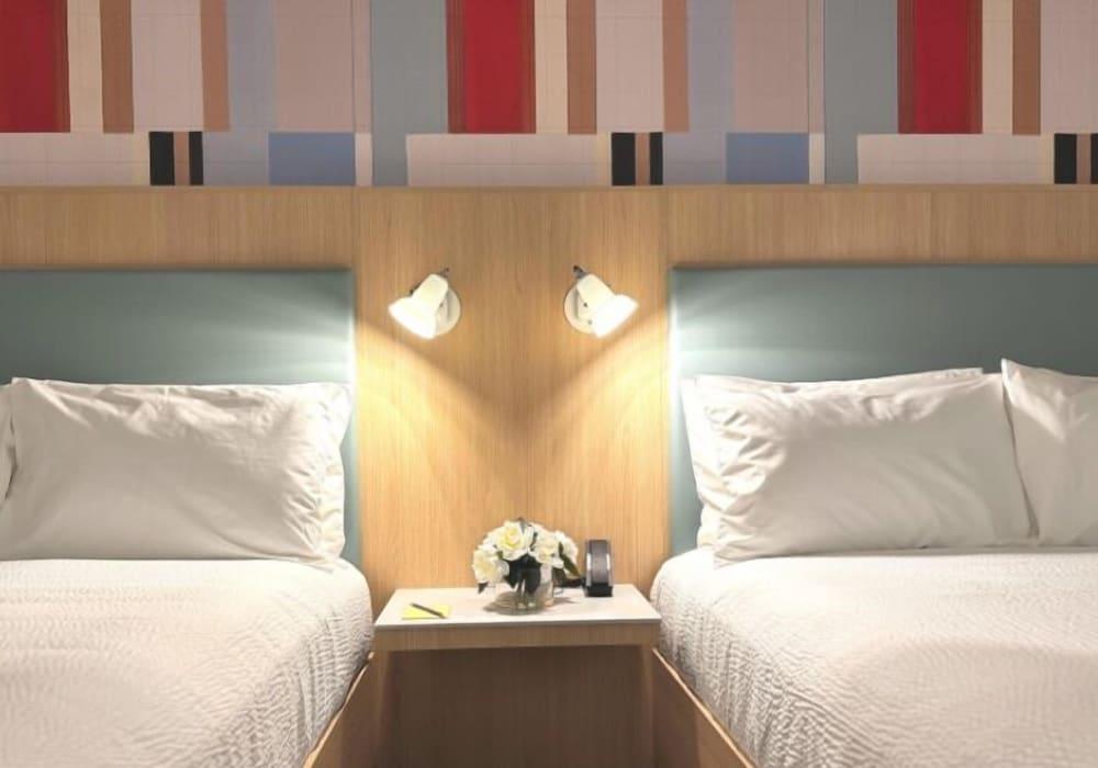 Colony House Motor Lodge photo 2
