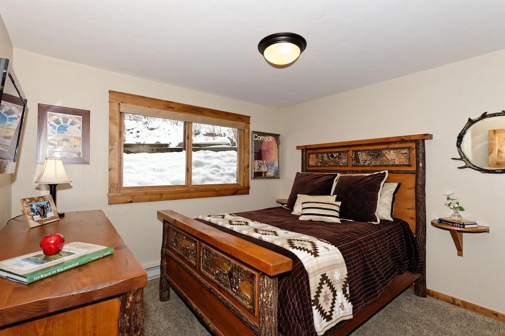 The Crestwood Condominiums photo 40
