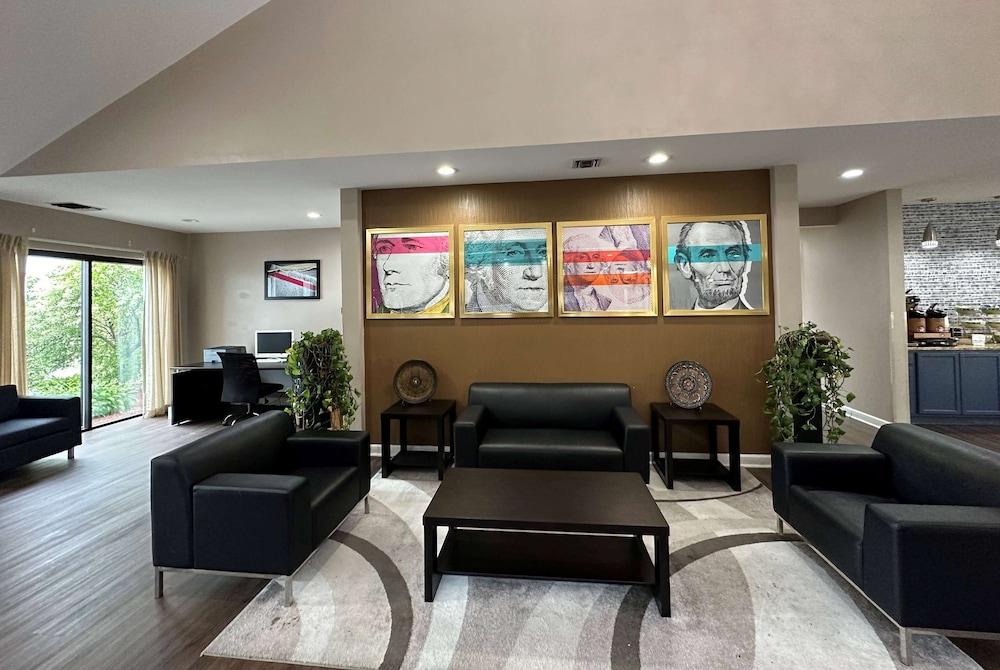 AmericInn by Wyndham Fort Atkinson photo 2