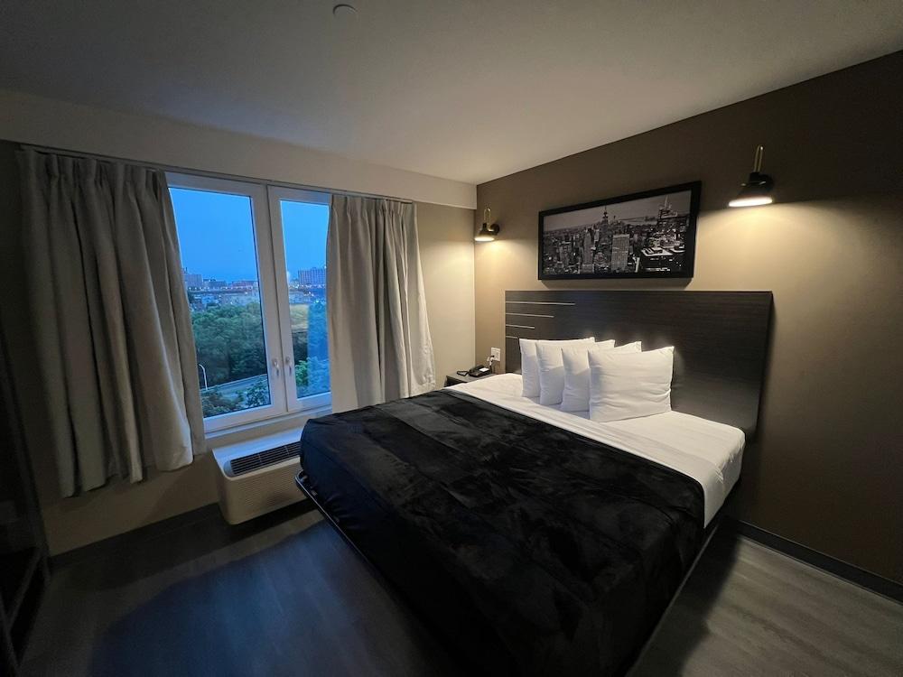 LIV Hotel Bronx - Newly Built photo 9