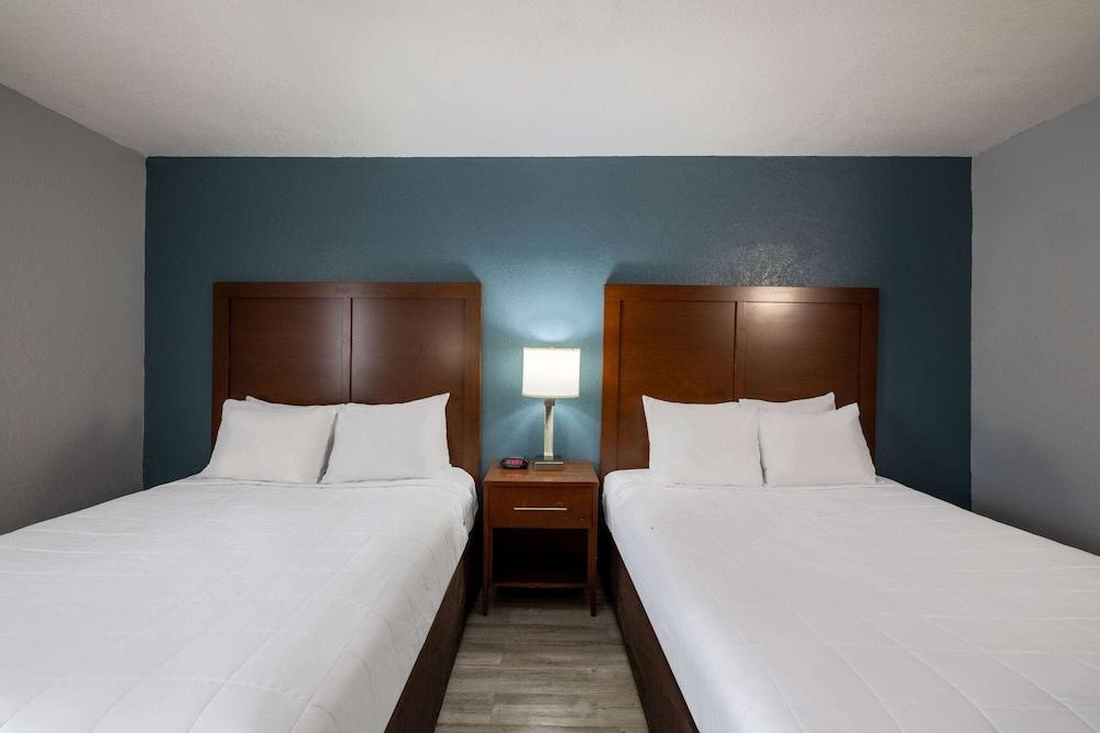 Travelodge by Wyndham Brooklyn Center photo 16