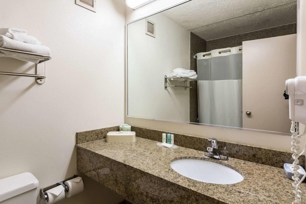 The Plaza Inn & Suites photo 20
