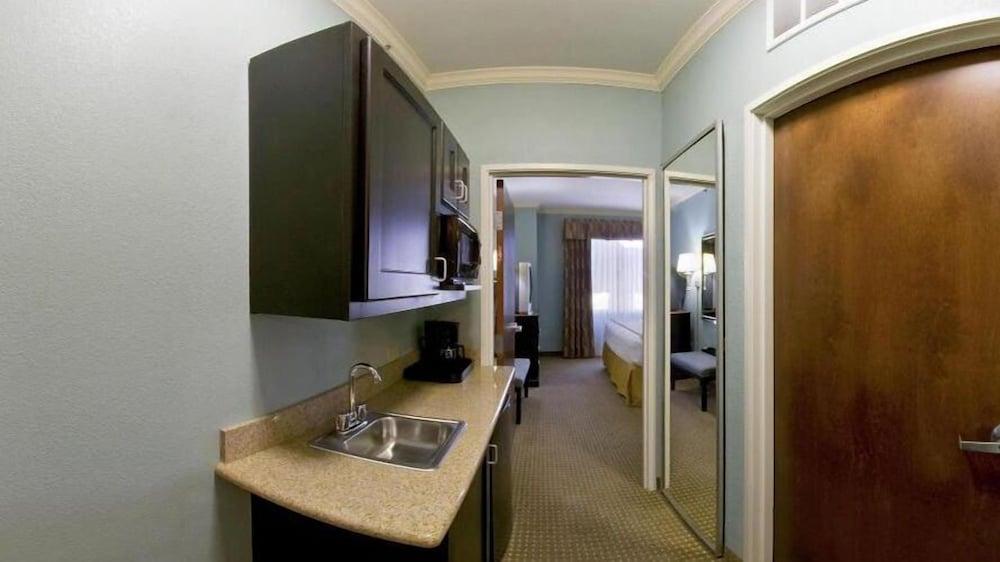 Holiday Inn Express Hotel & Suites Vernon College Area by IHG photo 31
