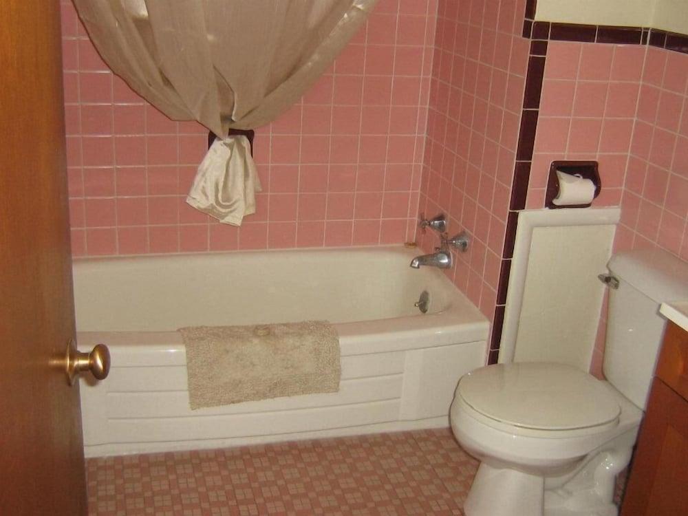 Chapel Hill Motel photo 18