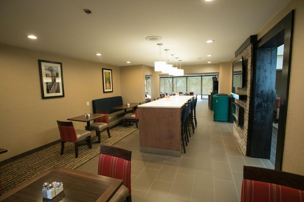Comfort Suites Oakbrook Terrace near Oakbrook Center photo 48