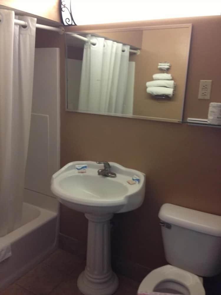 Cadet Motor Inn photo 17