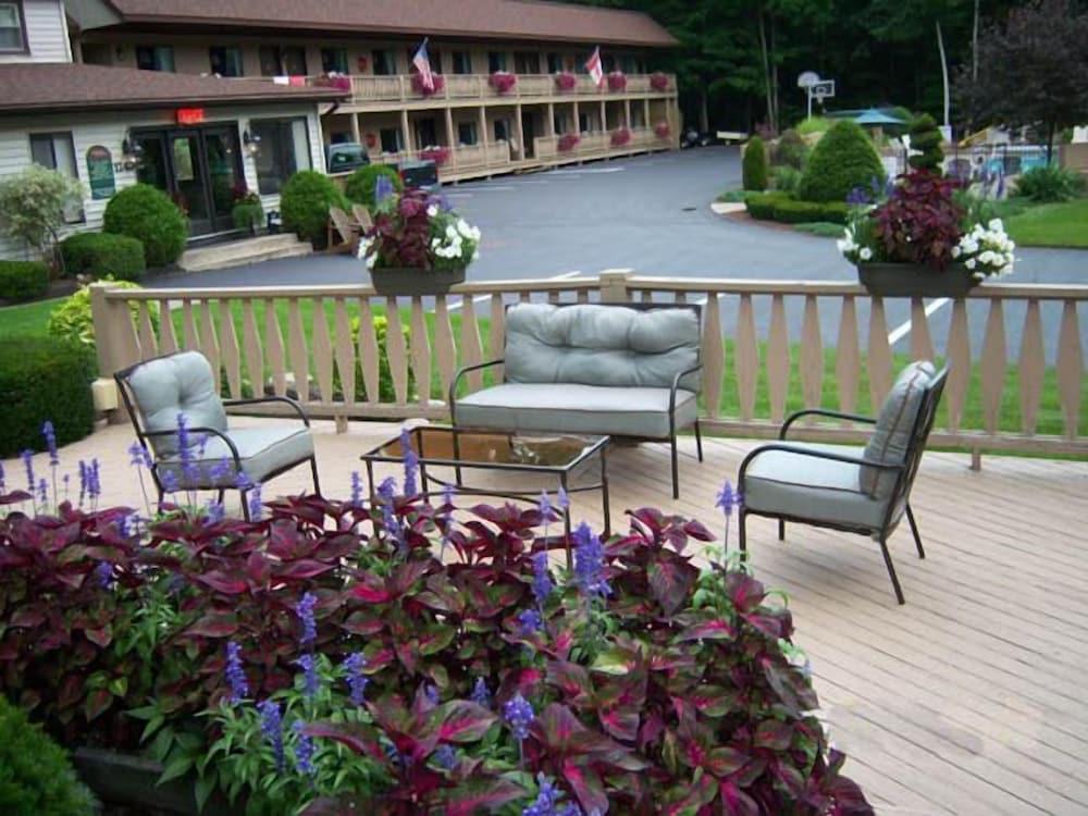 Tall Pines Motel photo 38
