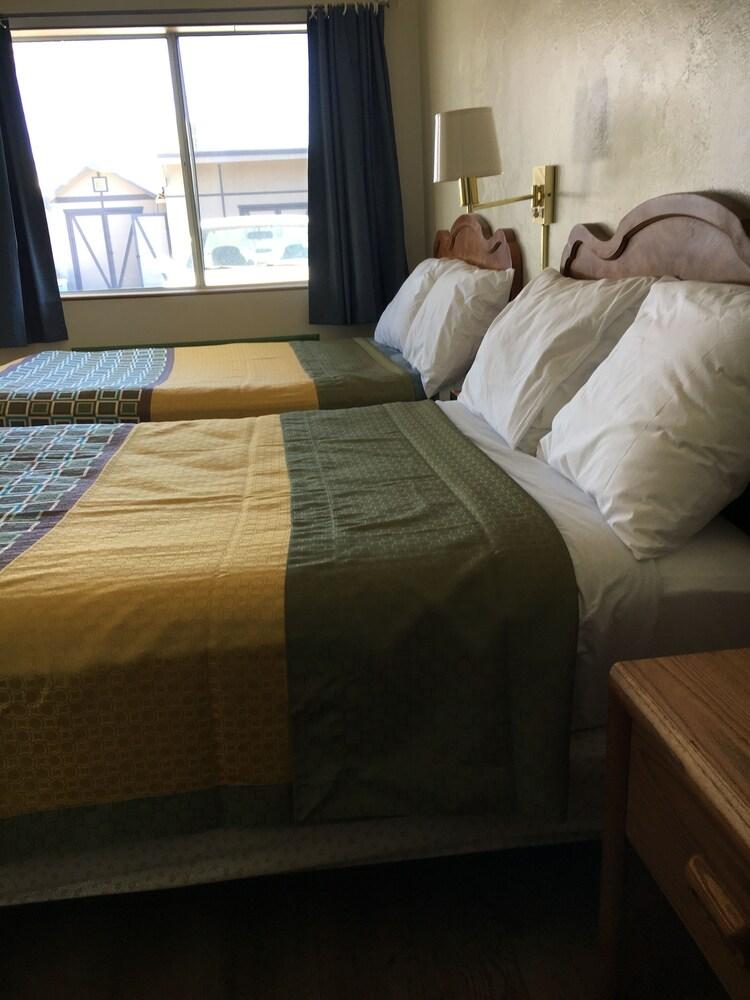 Diamond View Motel photo 14