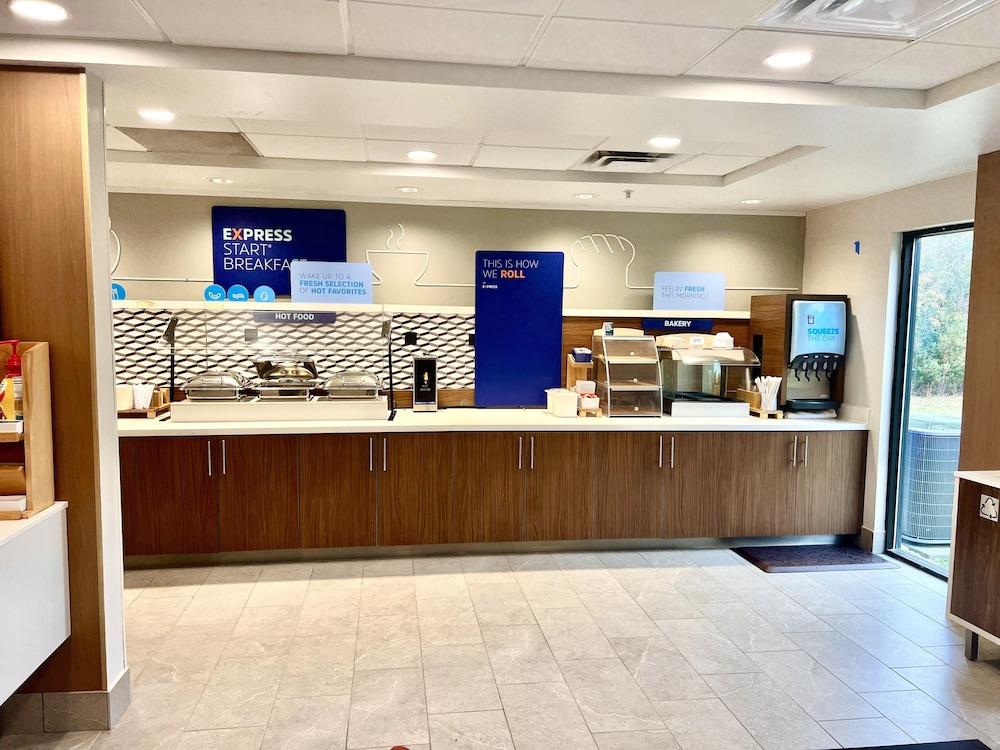 Holiday Inn Express Madison by IHG photo 31