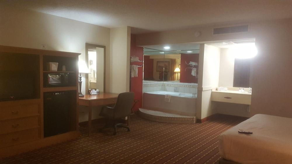 Salina Ambassador Hotel and Conference Center photo 9