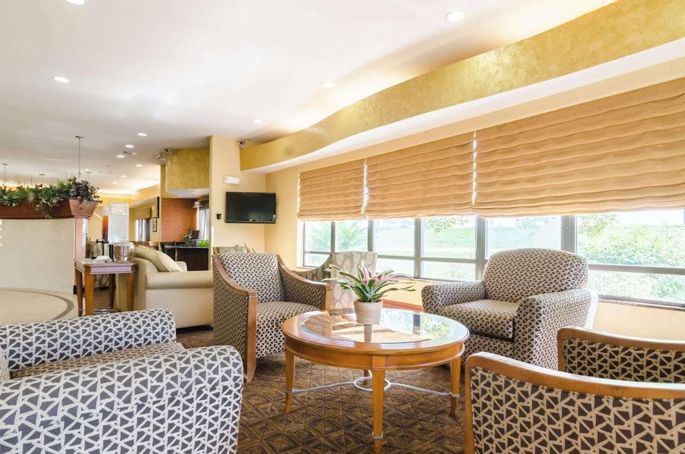 Comfort Suites Salina South photo 11