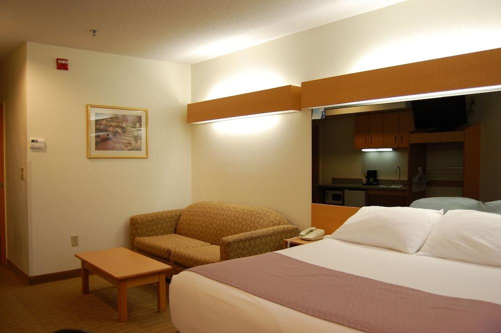 Microtel Inn & Suites by Wyndham Plattsburgh photo 28