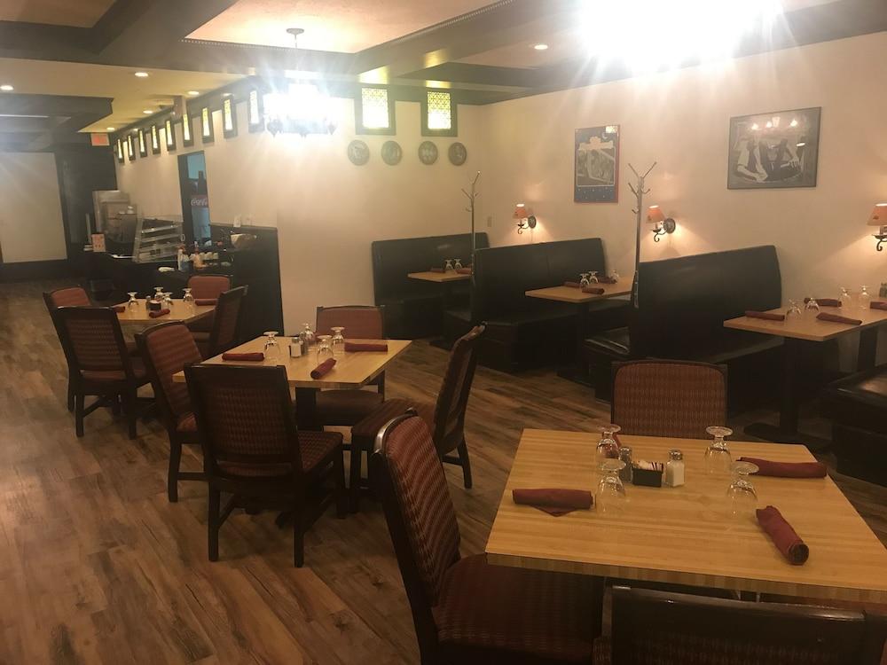 Ramada by Wyndham Albert Lea photo 83