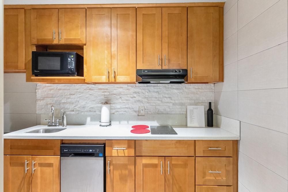 Le Blanc Inn & Suites photo 62