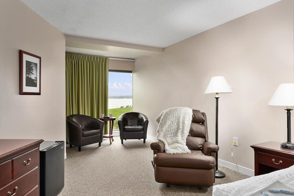 Fantastic Suite With King Bed and Beautiful Bay View! photo 4