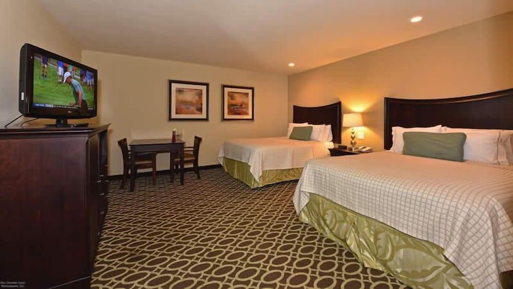 Sunday House Inn and Suites photo 10