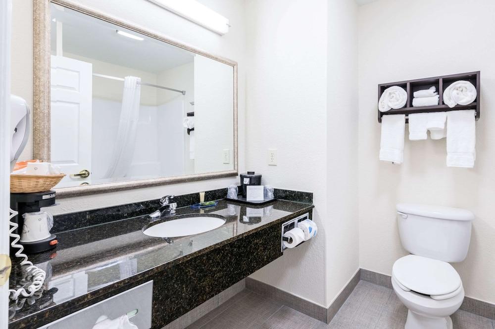 Clarion Pointe Madison Huntsville photo 24