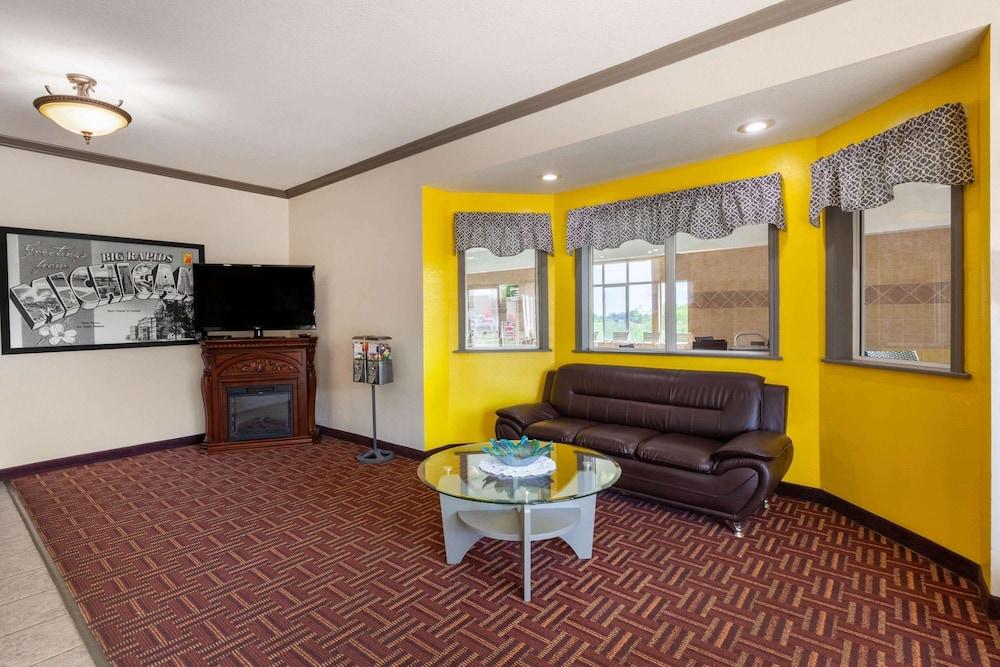 Super 8 by Wyndham Big Rapids photo 2