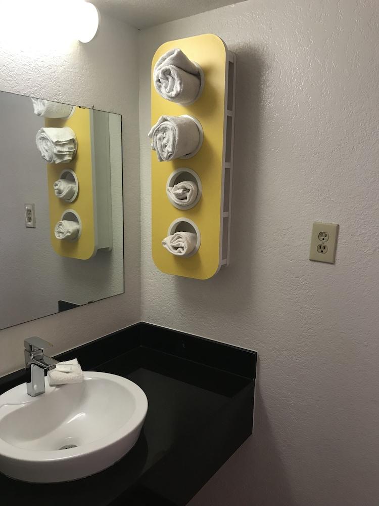 Econo Lodge photo 28