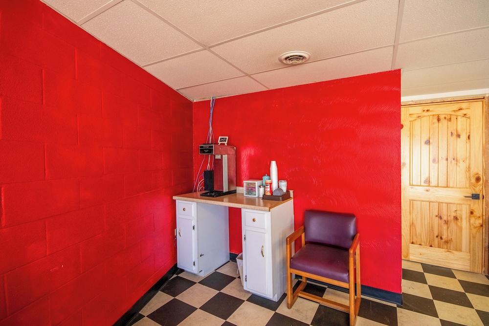 OYO Crossroads Inn photo 40