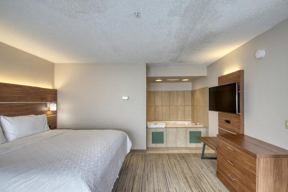 Holiday Inn Express Hotel & Suites Oshkosh by IHG photo 76