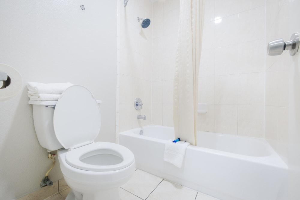 Scottish Inn & Suites photo 5