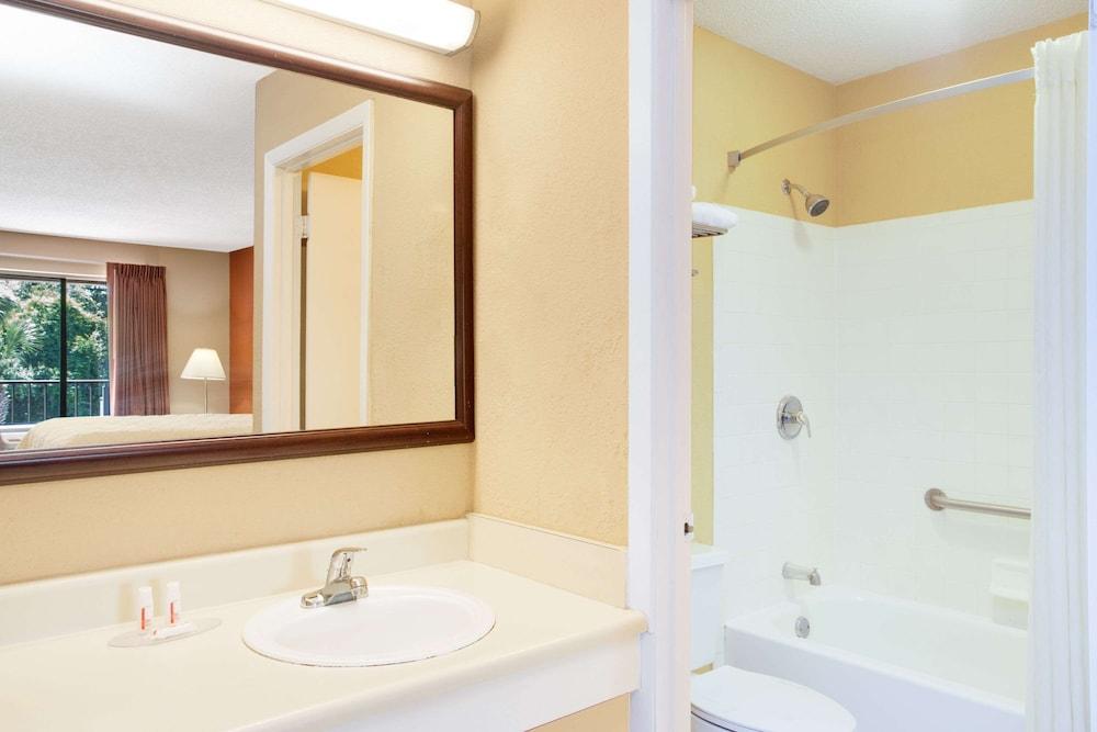 Super 8 by Wyndham Defuniak Springs photo 4