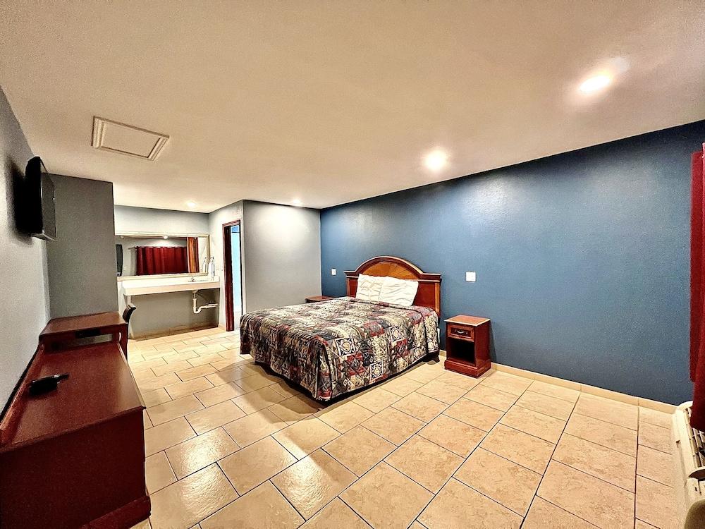 Texas Inn McAllen photo 3