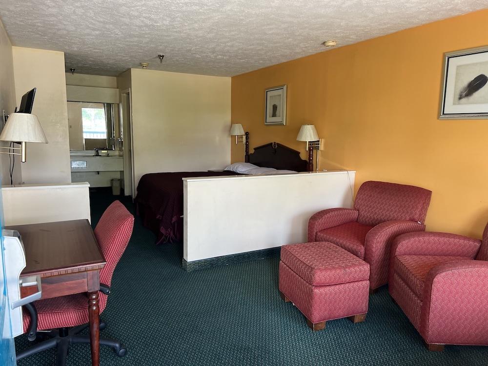 Deluxe Inn & Suites photo 25