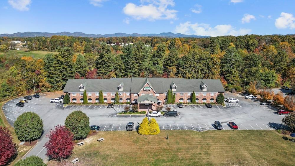 Mountain Inn & Suites photo 38
