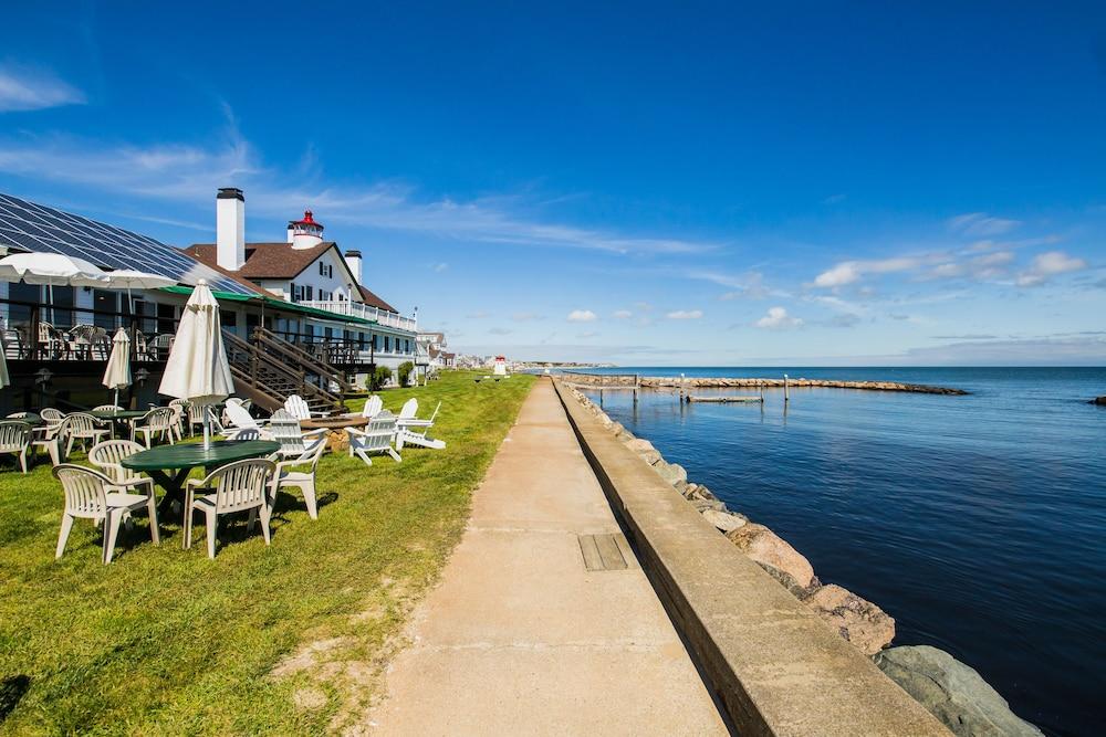 Lighthouse Inn photo 75