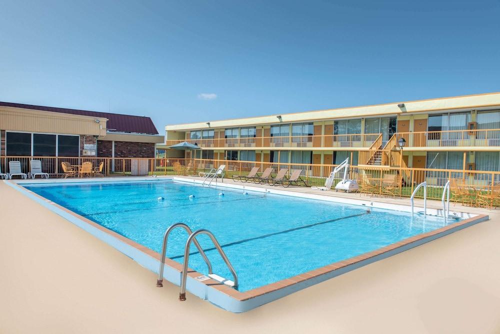 Days Inn by Wyndham Salem, Illinois photo 23