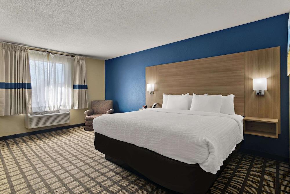 Clarion Pointe Bloomington – Normal near I-55 and University photo 19