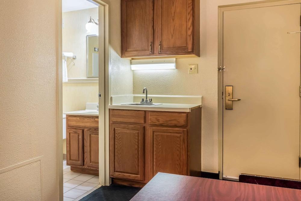 Econo Lodge Reading Airport photo 18