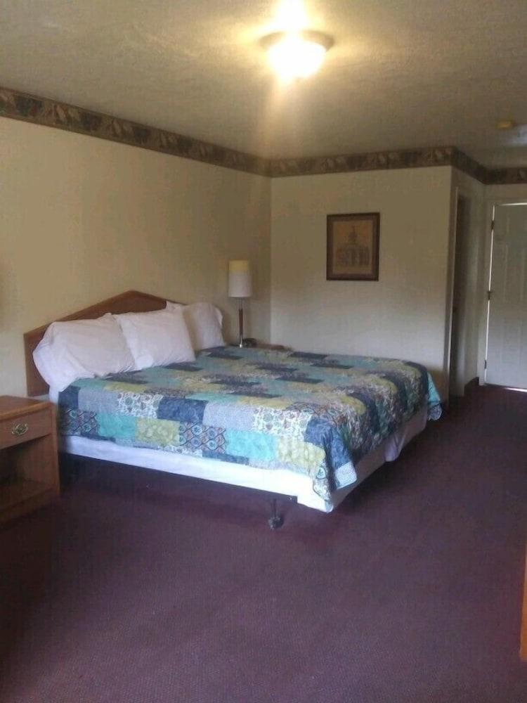 Whispering Creek Lodging & RV Resort photo 8