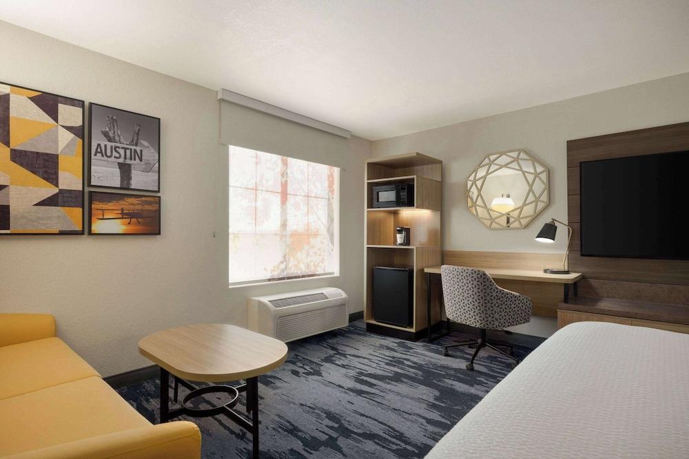 La Quinta Inn & Suites by Wyndham Austin Southwest photo 17