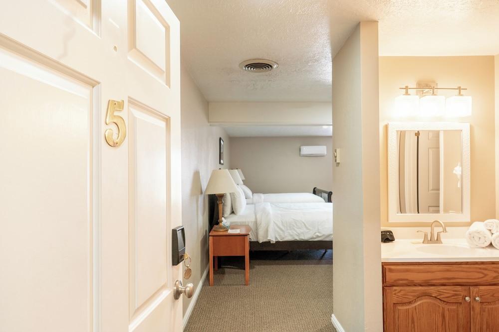Road Creek Inn photo 20