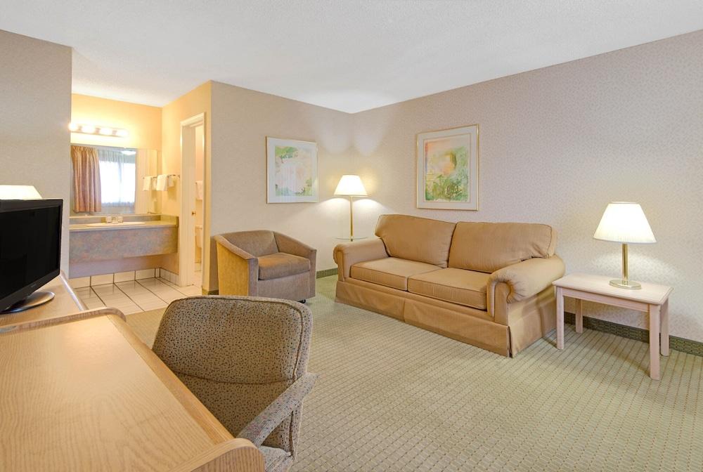 Tree Inn & Suites Albuquerque. photo 5