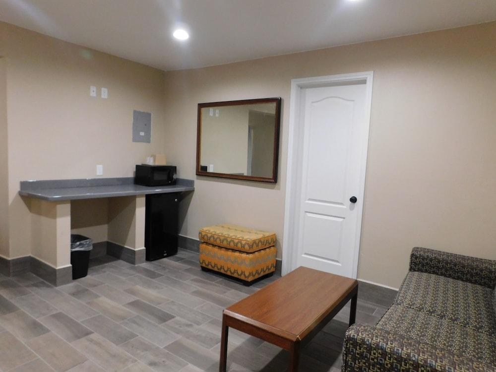 Hillcrest Motel photo 11