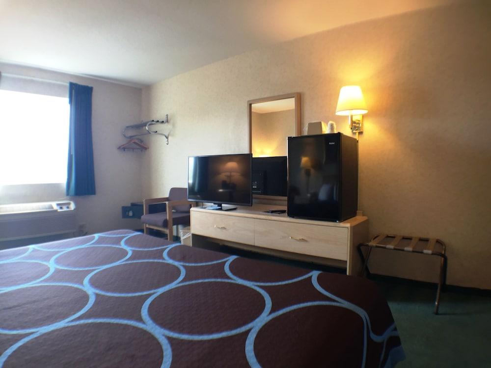 Super 8 by Wyndham Canandaigua photo 6