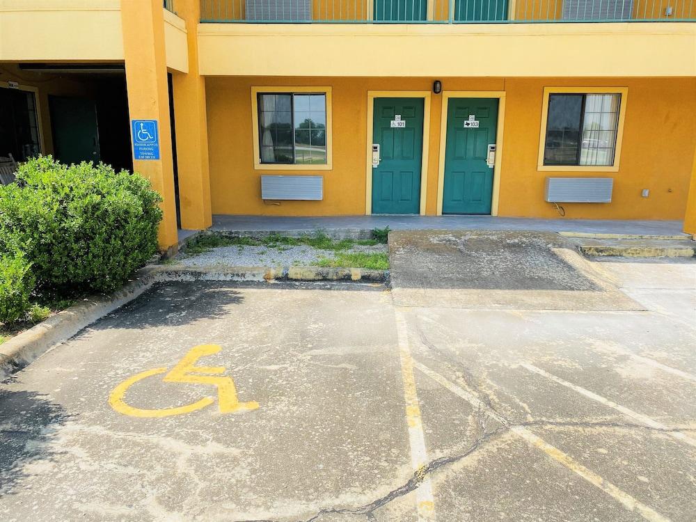 Pine Point Inn & Suites photo 11