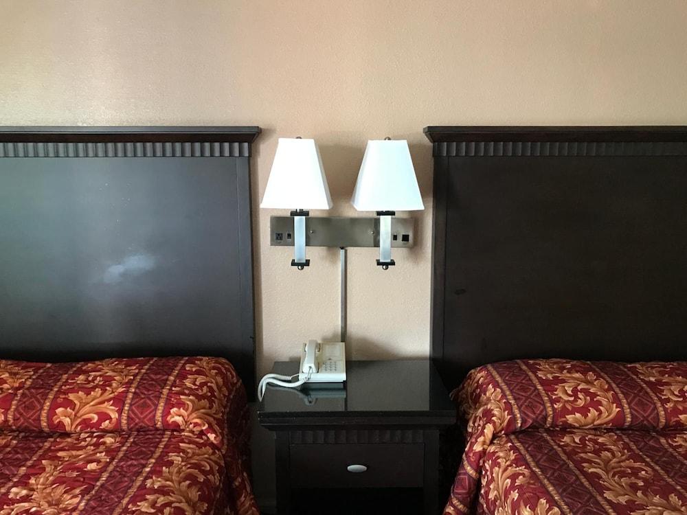 Town House Motel photo 14
