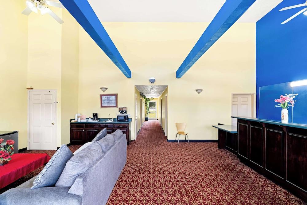 Americas Best Value Inn & Suites Mt. Pleasant photo 2