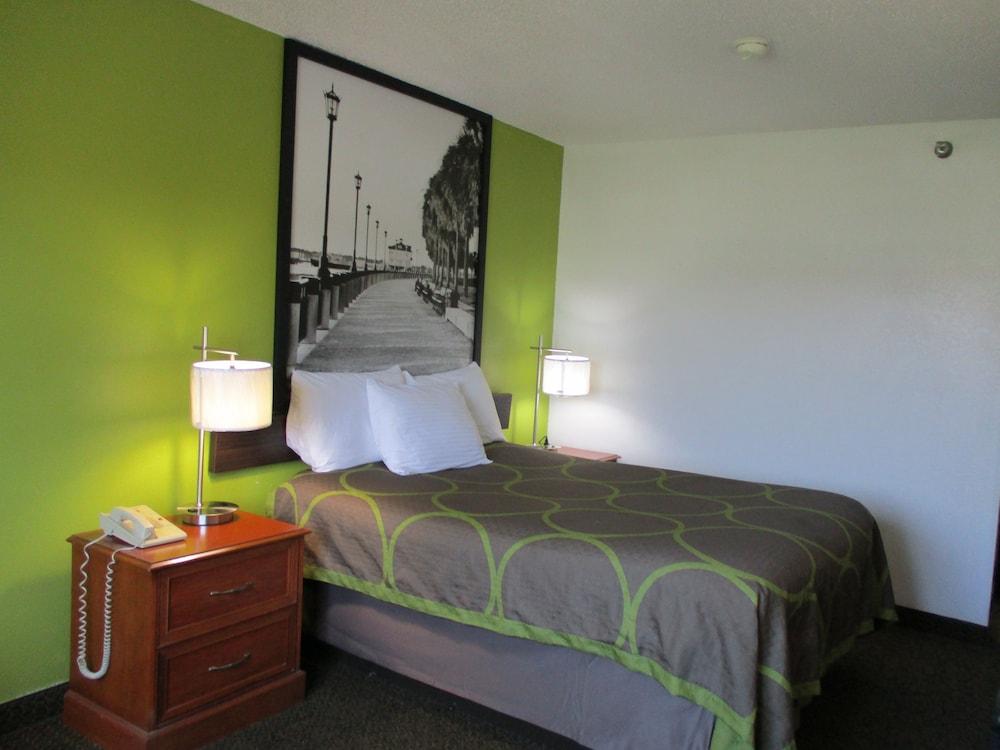 Super 8 by Wyndham Franklin photo 10